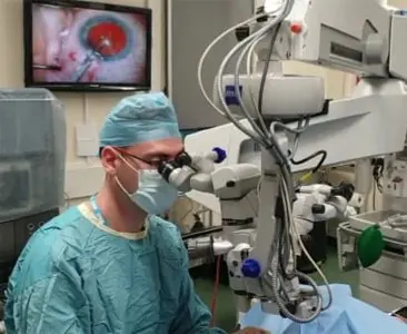 האם ניתוח יכול לפתור ניוון מקולרי? מה חשוב לדעת לפני קבלת החלטה - ד"ר כפיר טל דוקטור כפיר טל